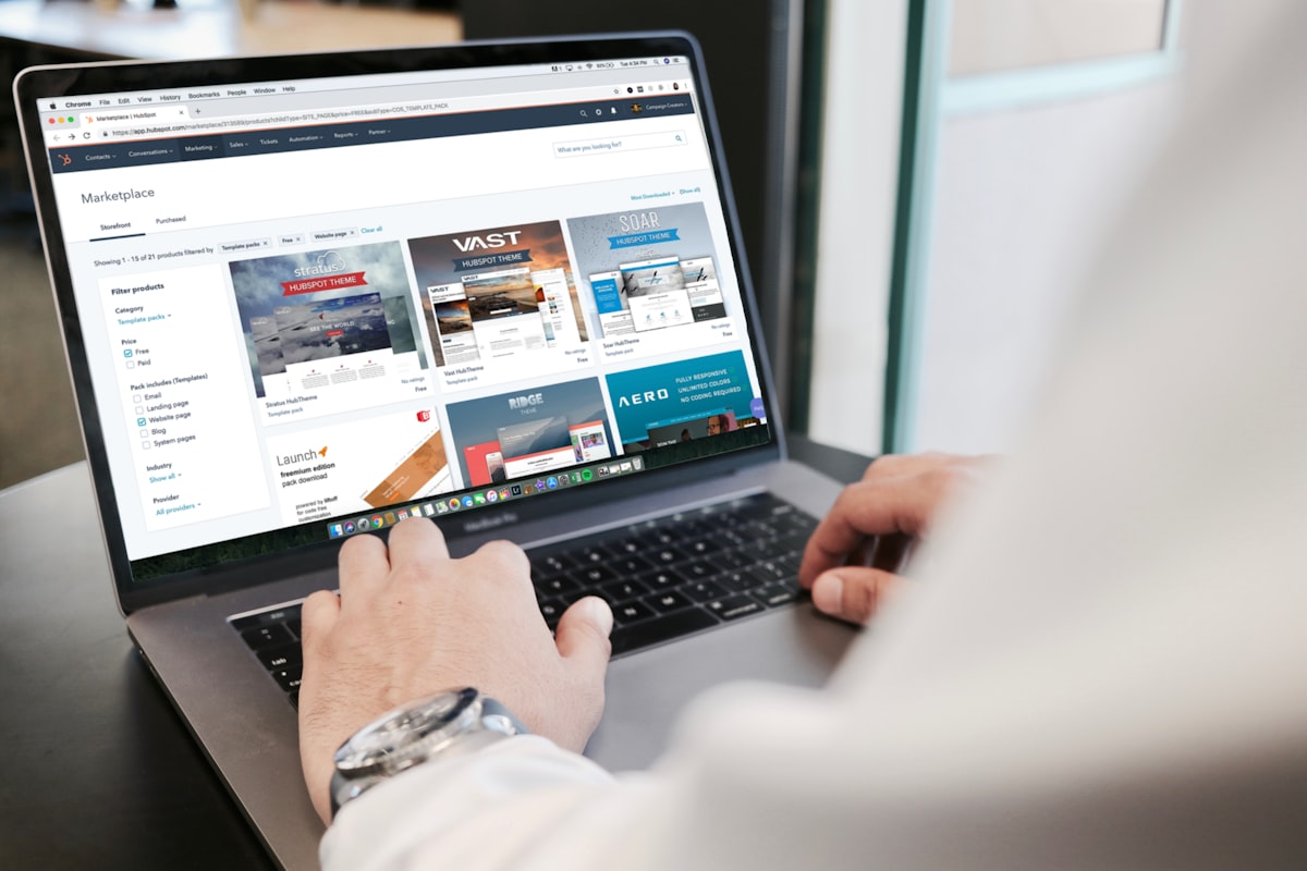 Dizüstü bilgisayarda e-ticaret tema ve şablon pazaryeri ekranı